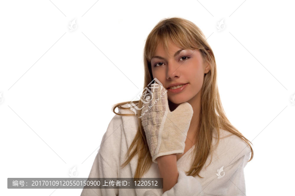 美麗的放松女孩后溫泉