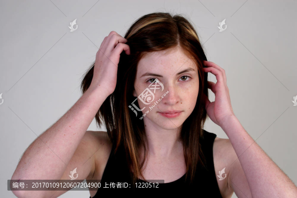 調(diào)整頭發(fā)的女人