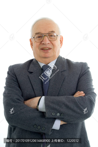 快樂微笑的商人雙臂折疊