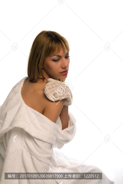 美麗的放松女孩后溫泉