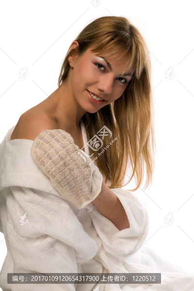 美麗的放松女孩后溫泉