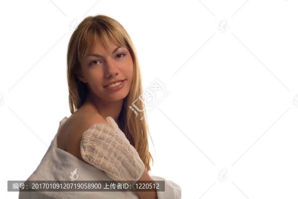 美麗的放松女孩后溫泉