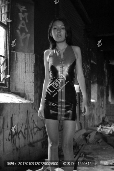 性感日本女人穿緊身乳膠。