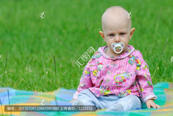 草地上的嬰兒