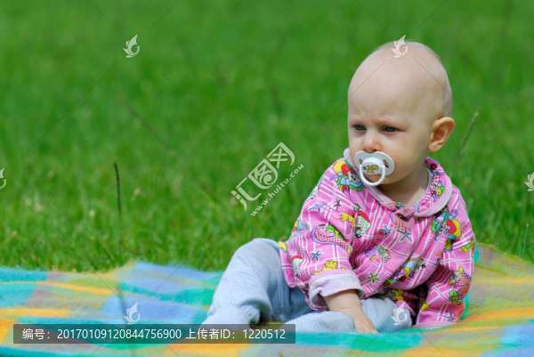 草地上的嬰兒