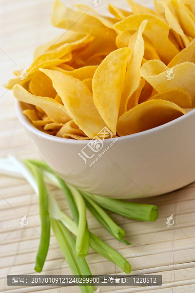 從噼啪作響的薯片零食