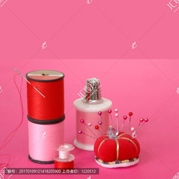 粉紅背景下的縫紉概念
