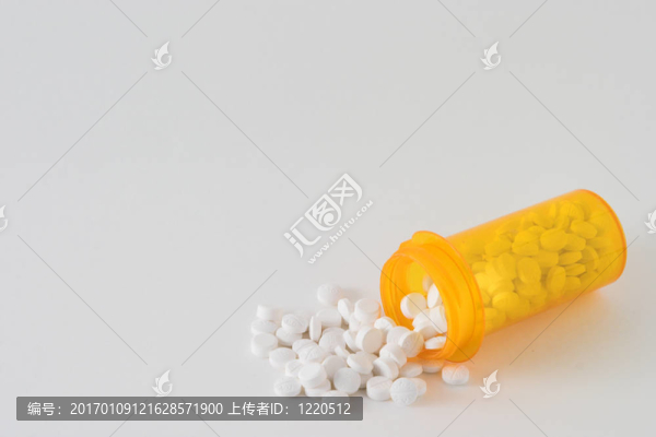 從瓶子里溢出的藥物