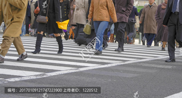 過馬路的人