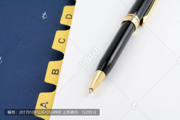 黃色文件分隔器和筆