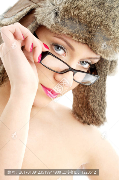 冬天的帽子和眼鏡美女