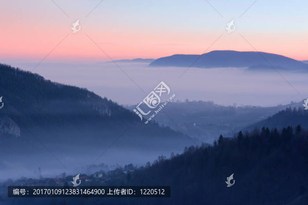 群山之間的村莊