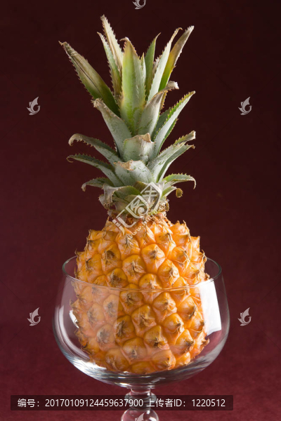 玻璃中的菠蘿