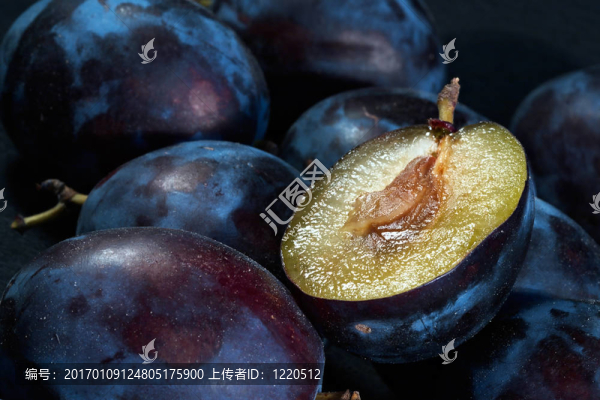 深藍(lán)色成熟肉質(zhì)李子