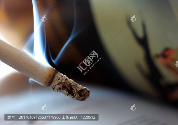 點(diǎn)燃的香煙