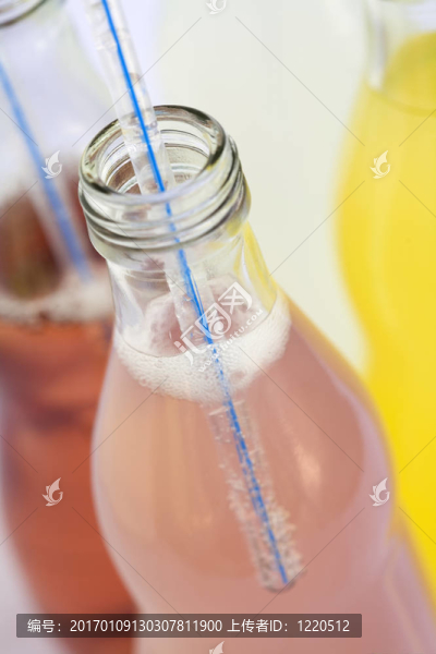 帶吸管的飲料瓶