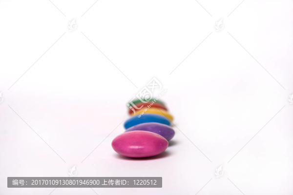 彩色糖果在一行