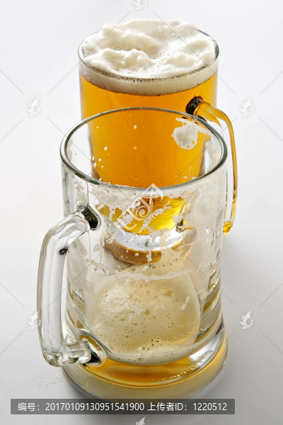 兩杯啤酒當(dāng)派對(duì)結(jié)束…