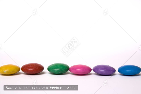 不同顏色的糖果排起