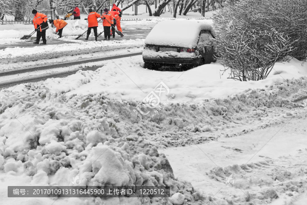 汽車在鎮(zhèn)上的降雪