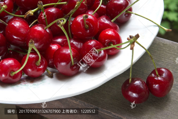 桌子上的成熟的櫻桃