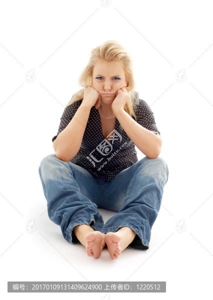 生氣的女孩坐在地板上