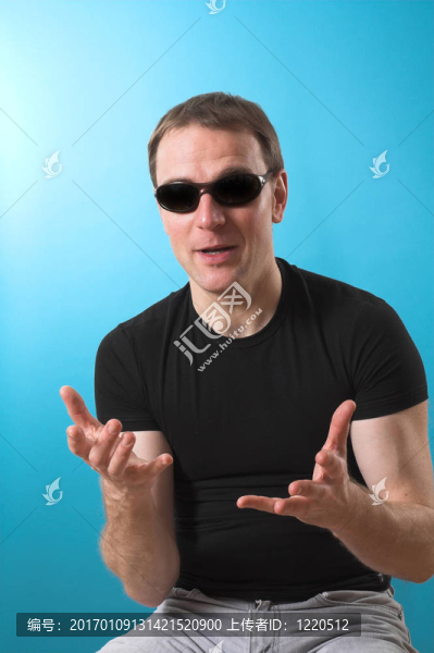 男子靠近