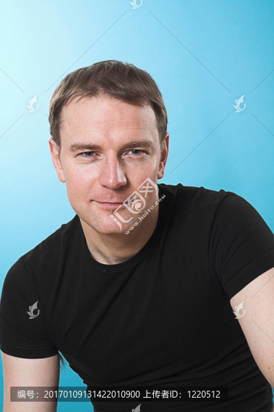 男子靠近