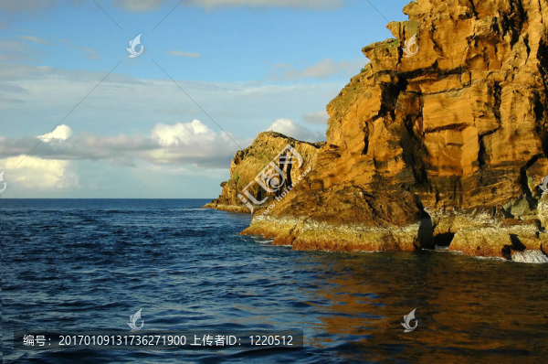 兩亞速爾群島之間的海洋上的小島