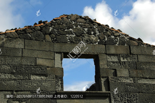 在亞速爾群島一座倒塌的房屋的窗戶-匯圖網(wǎng) www.fosd68.com 在亞速爾群島一座倒塌的房屋的窗戶