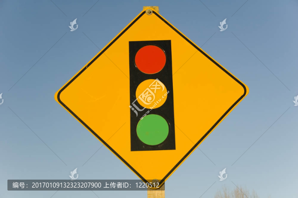 交通燈警告標(biāo)志為迎面而來的交通