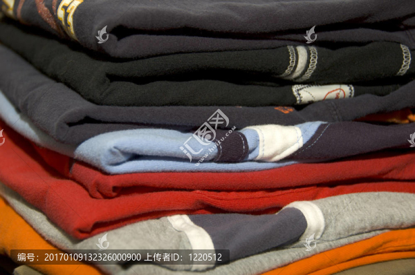 疊疊的各種顏色的衣服-匯圖網(wǎng) www.fosd68.com 疊疊的各種顏色的衣服