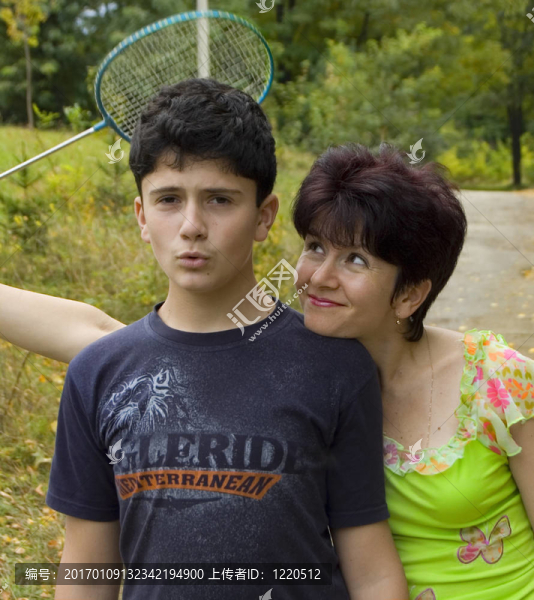 母親和兒子-匯圖網(wǎng) www.fosd68.com 母親和兒子