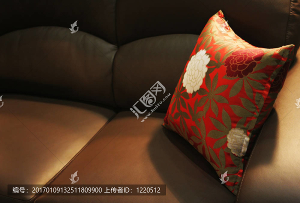 沙發(fā)上的枕頭-匯圖網(wǎng) www.fosd68.com 沙發(fā)上的枕頭