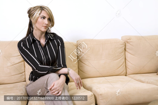 女人在沙發(fā)上