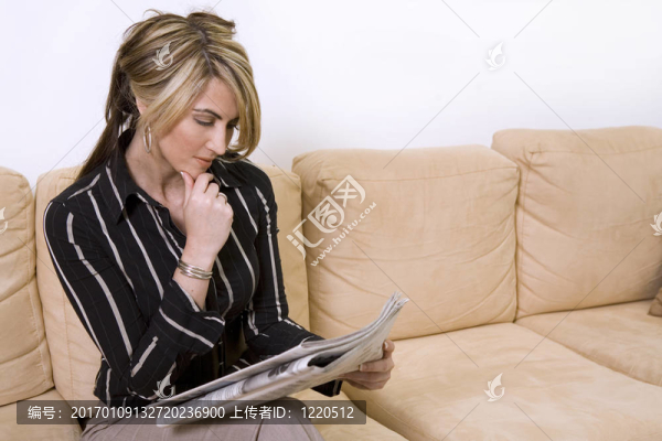 女人看報紙