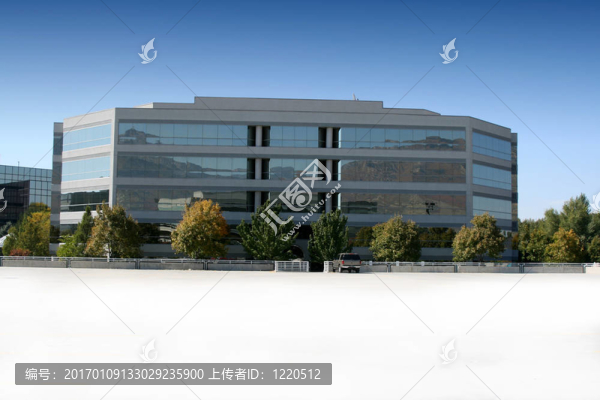 鏡像商業(yè)大廈和停車場(chǎng)