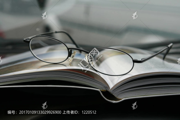 在眼鏡和雜志上特寫