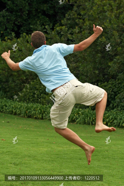 快樂的；興奮的人；在空中跳躍