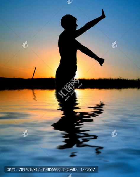夕陽(yáng)的剪影做運(yùn)動(dòng)