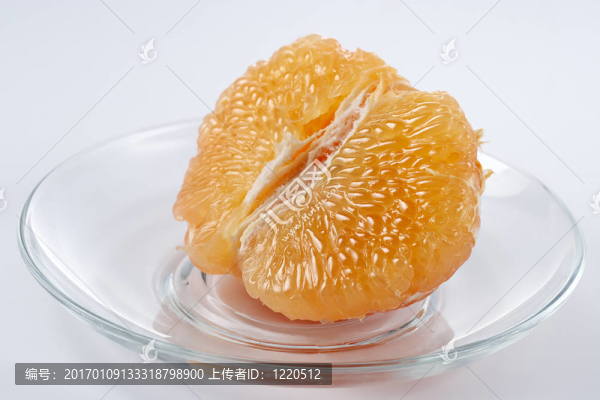 半個(gè)柚子在玻璃板上