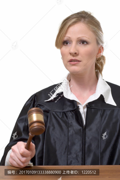女法官
