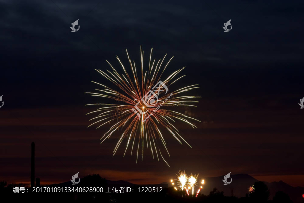 日落時(shí)的天空中的爆竹
