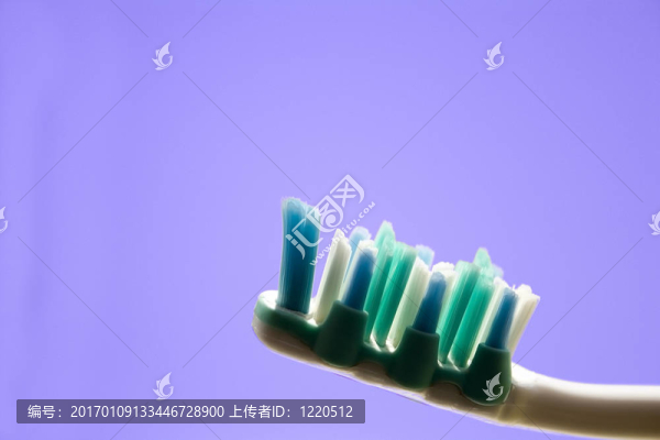 藍(lán)色背景隔離牙刷