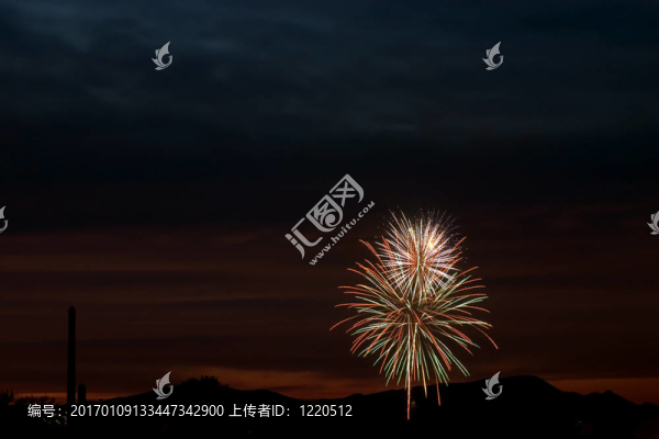 日落時的天空中的爆竹