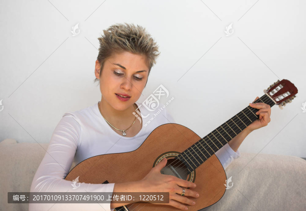 女人與吉他