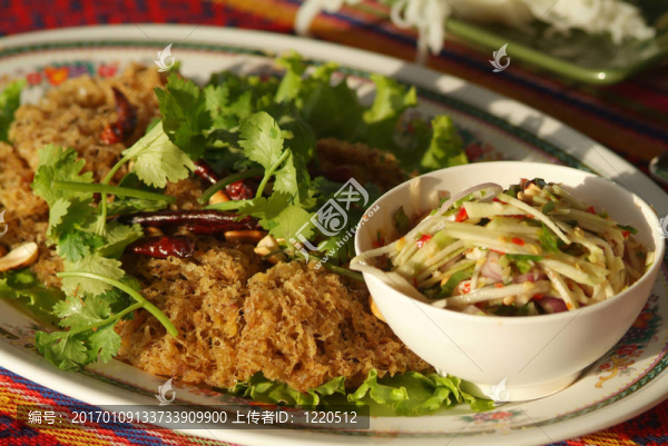 油炸；辣；碎鯰魚沙拉