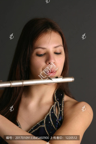 吹長笛的十幾歲的女孩