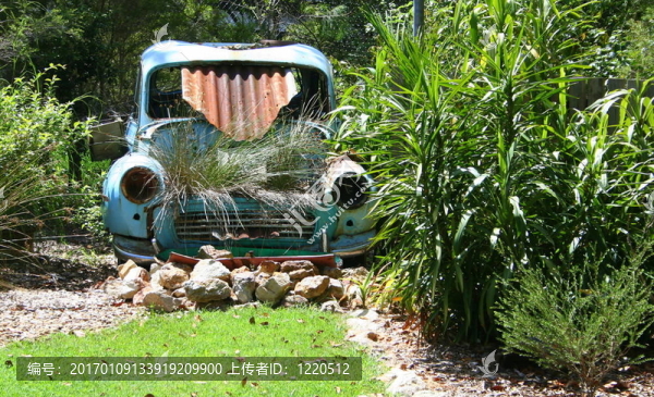 生銹的車