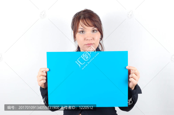 女子拿著旗幟